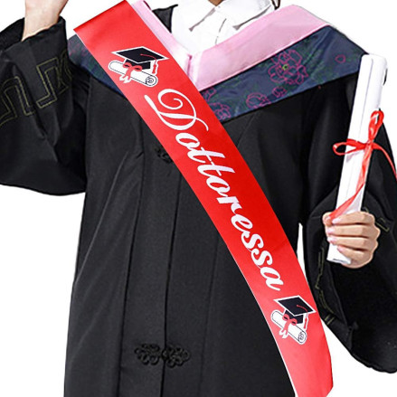 Fascia laurea party ''Dottoressa'' rossa con tocco nero e pergamena