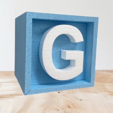 Cubo in polistirolo con lettera incassata colorato