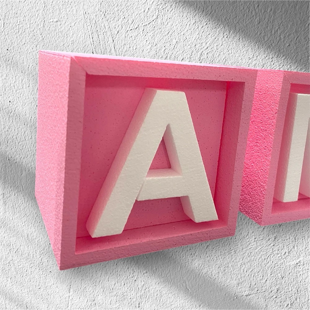 Cubo in polistirolo con lettera incassata colorato