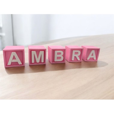 Cubo in polistirolo con lettera incassata colorato